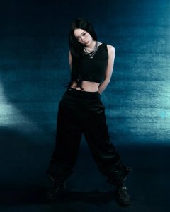 ​三星家族千金C位出道当唱跳偶像！自带顶级资源却卖“辛苦自立”人设？网友：