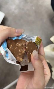 ​德芙巧克力被曝吃出疑似红色橡皮筋异物