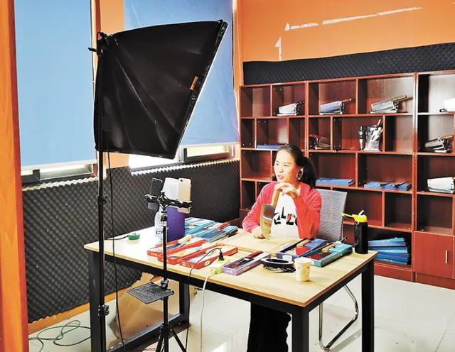 小黄飞的最新的二人转(二人转演员小黄飞)(2)