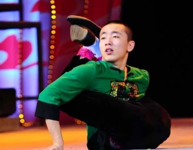 ​小黄飞的最新的二人转（二人转演员小黄飞）