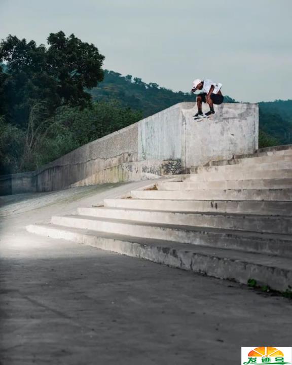 滑板初学者开始怎么练(滑板新手必学的10个动作)