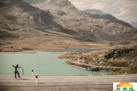 滑板初学者开始怎么练(滑板新手必学的10个动作)