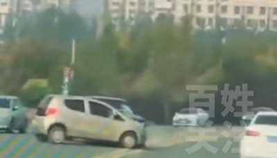 老头乐逆行撞上劳斯莱斯致其损毁严重,当地交警正对事故进行处理