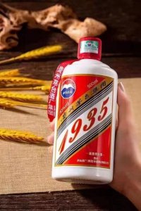 ​红瓶花的形状白酒叫什么(红瓶装的白酒有哪些)