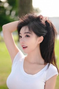 ​扒不动！冯提莫这张脸怎么做到“冻龄”的？放大镜版壁纸藏了答案