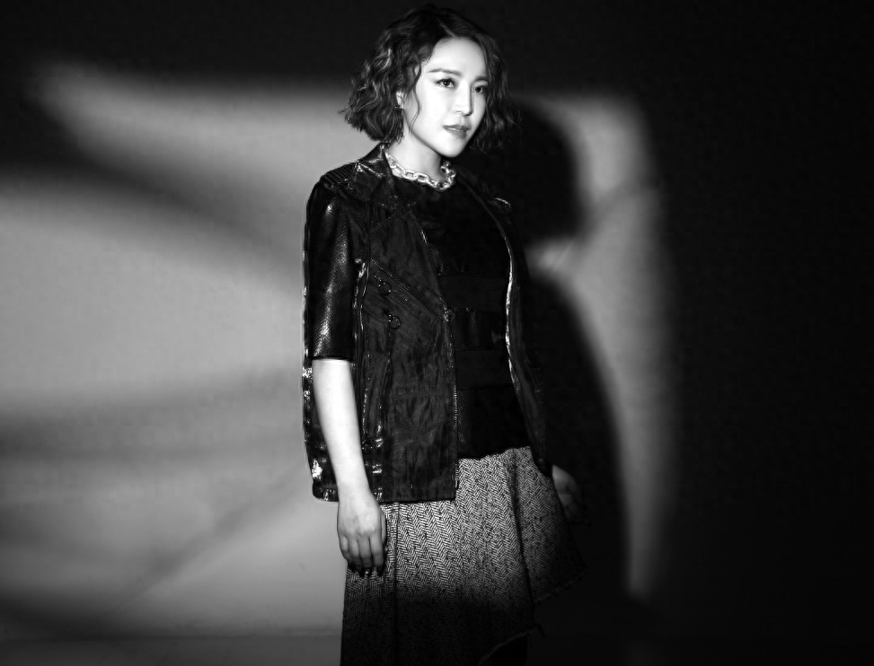 百变音乐才女崔子格 黑白大片共赏