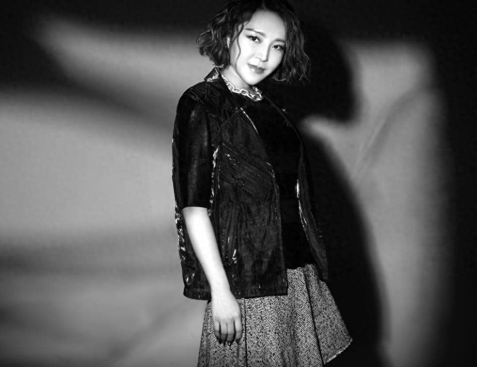 百变音乐才女崔子格 黑白大片共赏