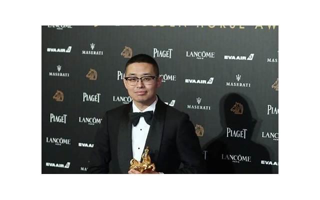  恋情看似与他人与对方的感情纠缠，实质上是与自我的纠缠