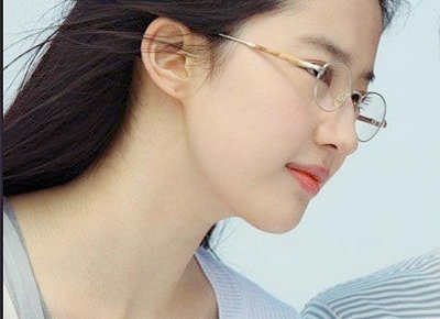 ​新娘进门遇奇葩习俗，被叔伯公公接力抱着跑，新郎乐呵呵跟在后面