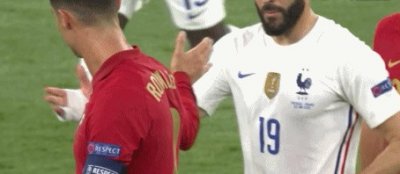 ​泪目！本泽马点射打进回归首球 C罗半场与他拥抱+交换球衣