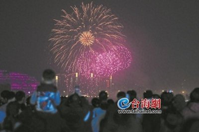 ​厦门市民齐聚演武大桥欣赏浪漫烟花秀，一起迎接2024