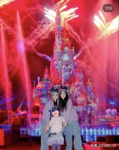 ​何超盈情人节与闺蜜游迪士尼，5岁女儿罕露脸，身高出挑遗传父亲