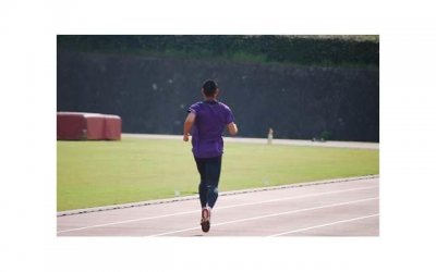 ​刘晓庆与四任丈夫的合照，都抱着刘晓庆，她表情却不一样！