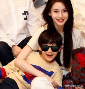 ​杨颖全家福曝光，小海绵和外公手牵手，一家人真温馨！颜值都超高