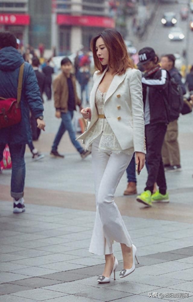 10个美女，一个比一个身材美