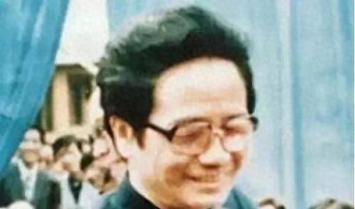 ​他清华毕业，带领重庆经济腾飞，后主政四川，还是三峡工程负责人