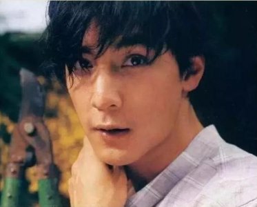 ​44岁吴彦祖遇“中年危机”，发际线高到头顶，网友：秃了也是男神