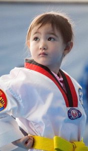 ​奥莉长相恐怕要随妈，没有小时候好看了，牙齿长得让颜值“减半”