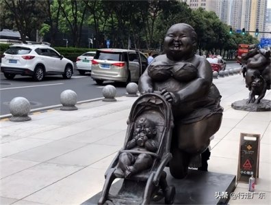 ​广州街头现肥女雕像，体态丰腴，妙趣横生，但“衣不蔽体”惹争议