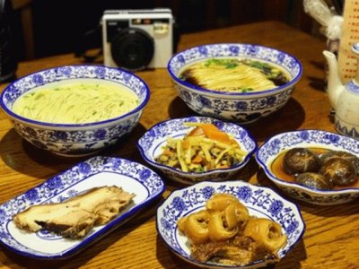 ​苏式面条闻名遐迩，面条软长有韧劲，焖肉软润，味香咸鲜