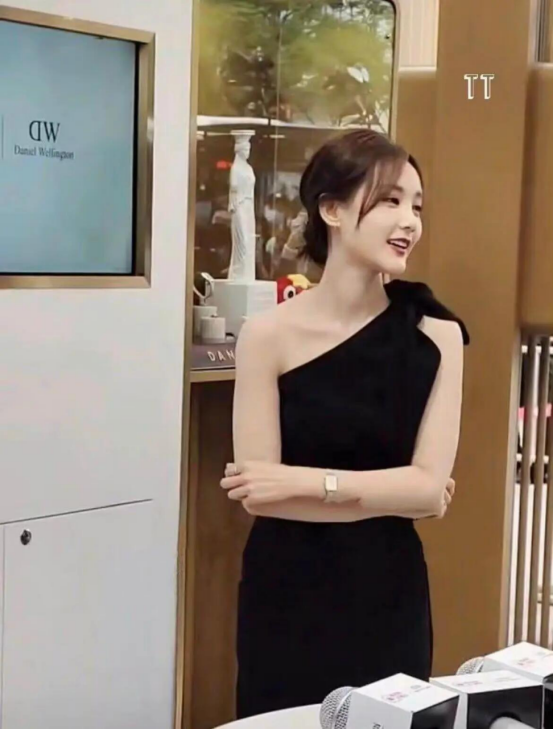 被李一桐“圈粉”了!下班图都这么好看,这才叫“老天爷赏饭吃”