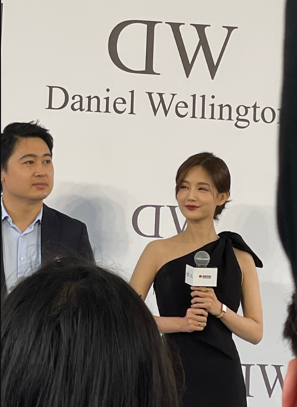 被李一桐“圈粉”了!下班图都这么好看,这才叫“老天爷赏饭吃”