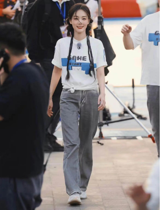 被李一桐“圈粉”了!下班图都这么好看,这才叫“老天爷赏饭吃”