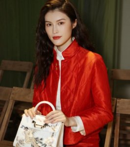 ​何穗是如何从“丑小鸭”逆袭成白天鹅的？她经历了什么