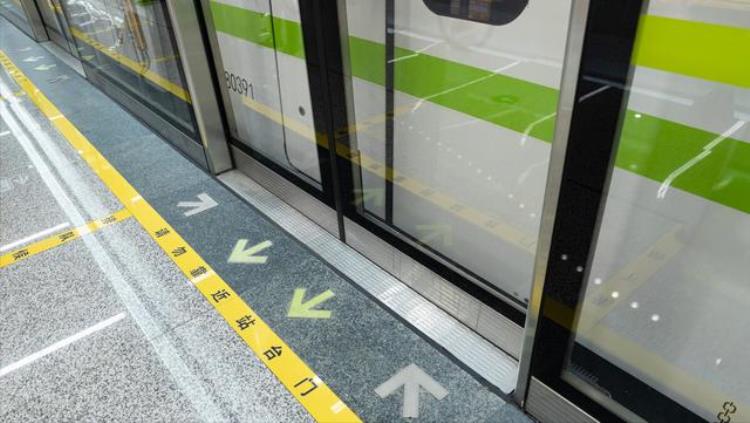 地铁停车时 车门为什么那么精准「为何地铁停车时门总能对那么准是电脑控制的吗3分钟了解真相」