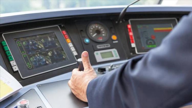 地铁停车时 车门为什么那么精准「为何地铁停车时门总能对那么准是电脑控制的吗3分钟了解真相」