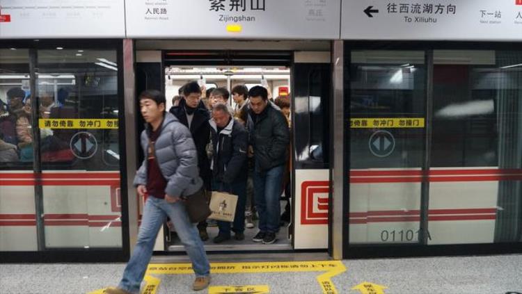 地铁停车时 车门为什么那么精准「为何地铁停车时门总能对那么准是电脑控制的吗3分钟了解真相」