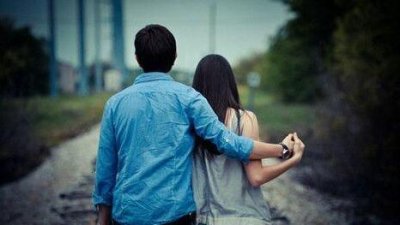 ​女朋友和别的男人聊得很嗨心里不舒服怎么办？