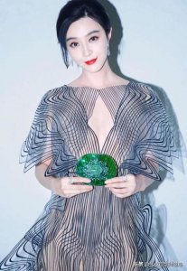 ​39岁范冰冰疯了吧，穿“透视裙”尽显凹凸身材，还仙过刘亦菲