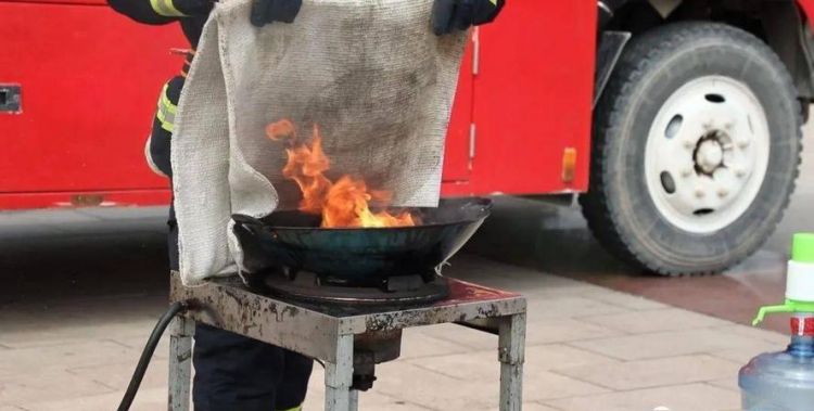 火上浇油是化学变化吗