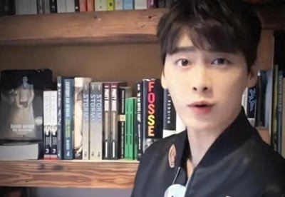 ​李易峰北京被偶遇，颜值逆天似20岁，惊爆转战幕后捧新人