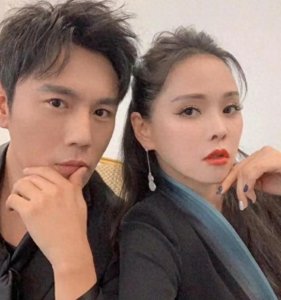 ​8岁米粒亮相直播平台，网友惊呼：和秦昊、伊能静整容前一模一样