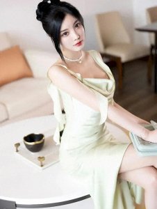 ​女神杨晨晨淡绿色长裙白丝写真（73）