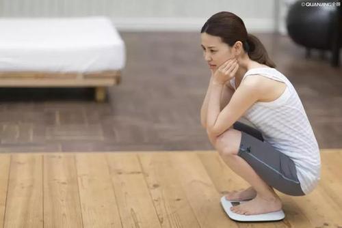 为什么蹲久了站起来会感觉两眼发黑（久蹲站起来感觉两眼发黑的原因）