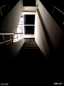 ​「本地事儿」齐齐哈尔一楼道漆黑居民闹心 社区物业帮忙解决