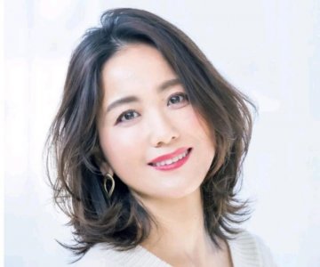 ​这才是50岁女人最应该尝试的发型，它叫“齐肩烫”，减龄显年轻