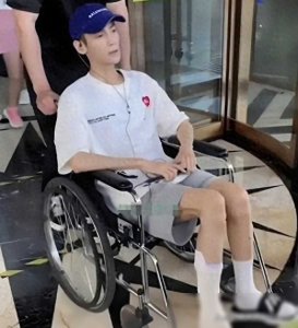 ​6位瘦成“纸片人”的男星，文物脸、骷髅脸、筷子腿，越看越难看