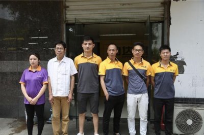 ​徒手接住坠楼男孩的杭城快递小哥 在这样默默温暖他人