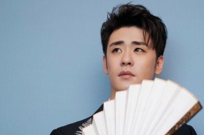 ​走进“二爷”张云雷的家，衣帽间精致得像女孩，大门还贴着告示