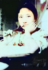 ​陆小曼罕见老照片：吸鸦片牙齿烂光，死后葬礼凄清，骨灰无人领