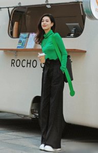 ​建议皮肤偏黄、偏黑的女性，多穿这3种“高级色”，显白有品位！