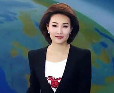 央视李梓萌因工作需要戴假发20年,摘掉假发后网友都震惊了