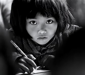 29年前的“大眼睛女孩”苏明娟,命运改变,如今已是副厅级干部