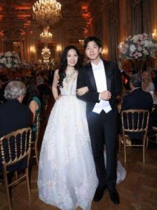 张壹娇华丽亮相巴黎名媛舞会,展现新一代女性自信与优雅