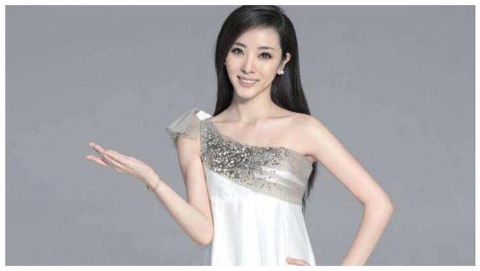 央视著名主持人李思思，竟嫁65岁老公，婚后生活如何