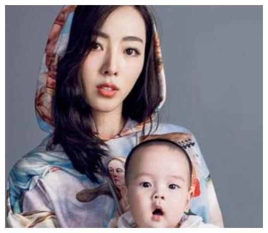 央视著名主持人李思思，竟嫁65岁老公，婚后生活如何